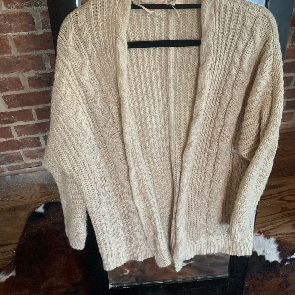 Cute cardigan with tight fitting sleeves